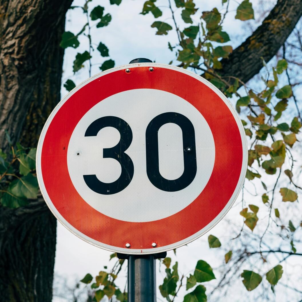Limite di 30 km/h in città: appello di 130 esperti al Ministro dei Trasporti